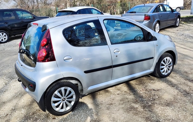 Peugeot 107 cena 18950 przebieg: 167000, rok produkcji 2014 z Trzebiatów małe 407